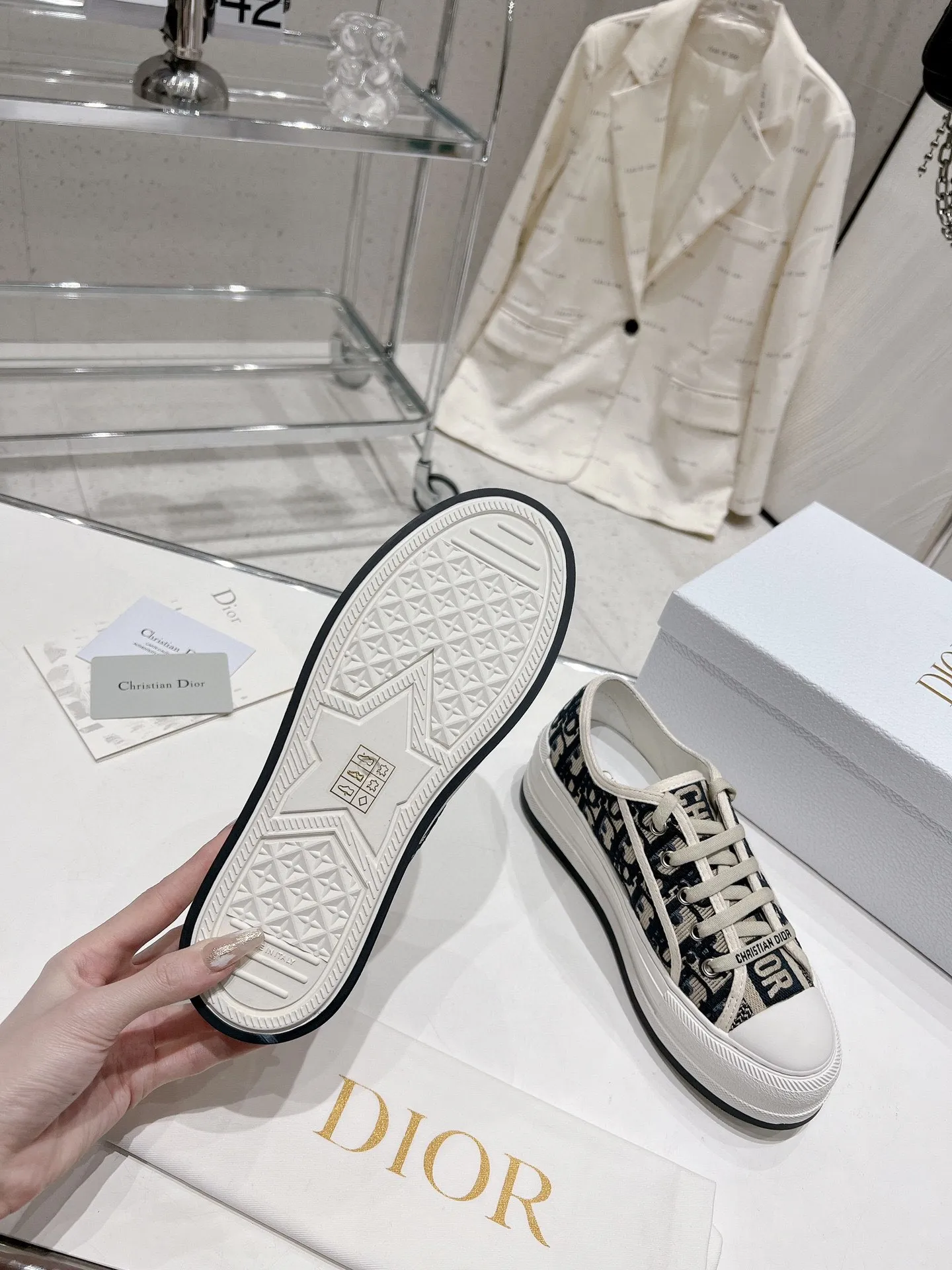 👟👟Ex-factory price 520👟👟 Women's Shoes Women's Clothing Women's Shoes Women's Clothing Women's Shoes Women's Clothing Women's Shoes Factory Dior Dior Walk'n Series Presbyopia Embroidery Thick-soled Canvas Shoes Casual Sports Shoes Original Purchase Development Production This Walk'n'Dior thick-soled sneaker is a fashionable item that enhances the style of the series. Oblique printed cotton embroidered upper with comfortable platform sole, tongue and Christian Dior 👟👟 ex-factory aris signature laces. Can add fashionable temperament to all kinds of casual looks ▪️Fabric: Original customized imported Oblique printed embroidery ▪️Inner lining: Imported soft sheepskin lining ▪️Outsole: Original exclusive molded T👟👟Factory price U material ▪️Sole thickness: 4.5CM ▪️Size: Women's 35-40